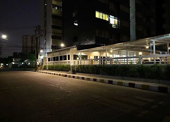 Lee Place Phatthanakan Aparthotel